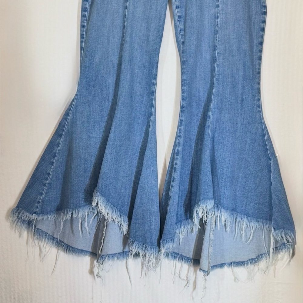 GUESS Sofia 1981 Light Wash Frayed Ankle Flare Jeans Size 30 - Picture 10 of 14